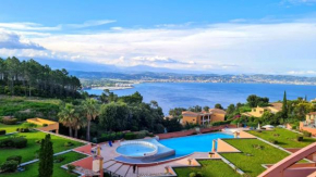 Vue mer et sur la baie de Cannes piscine et restauration ouvert